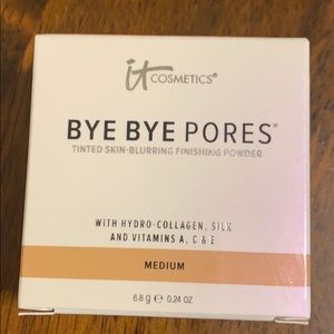 Tinted skin blurring finishing powder